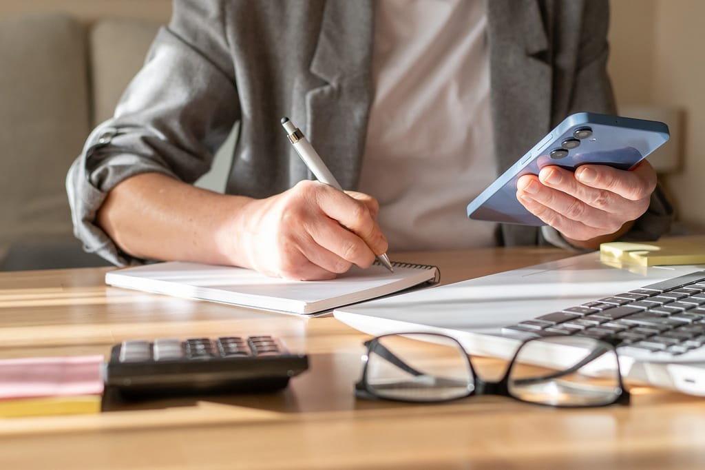 Unternehmerin informiert sich über die Steuerpflicht ihres Unternehmens