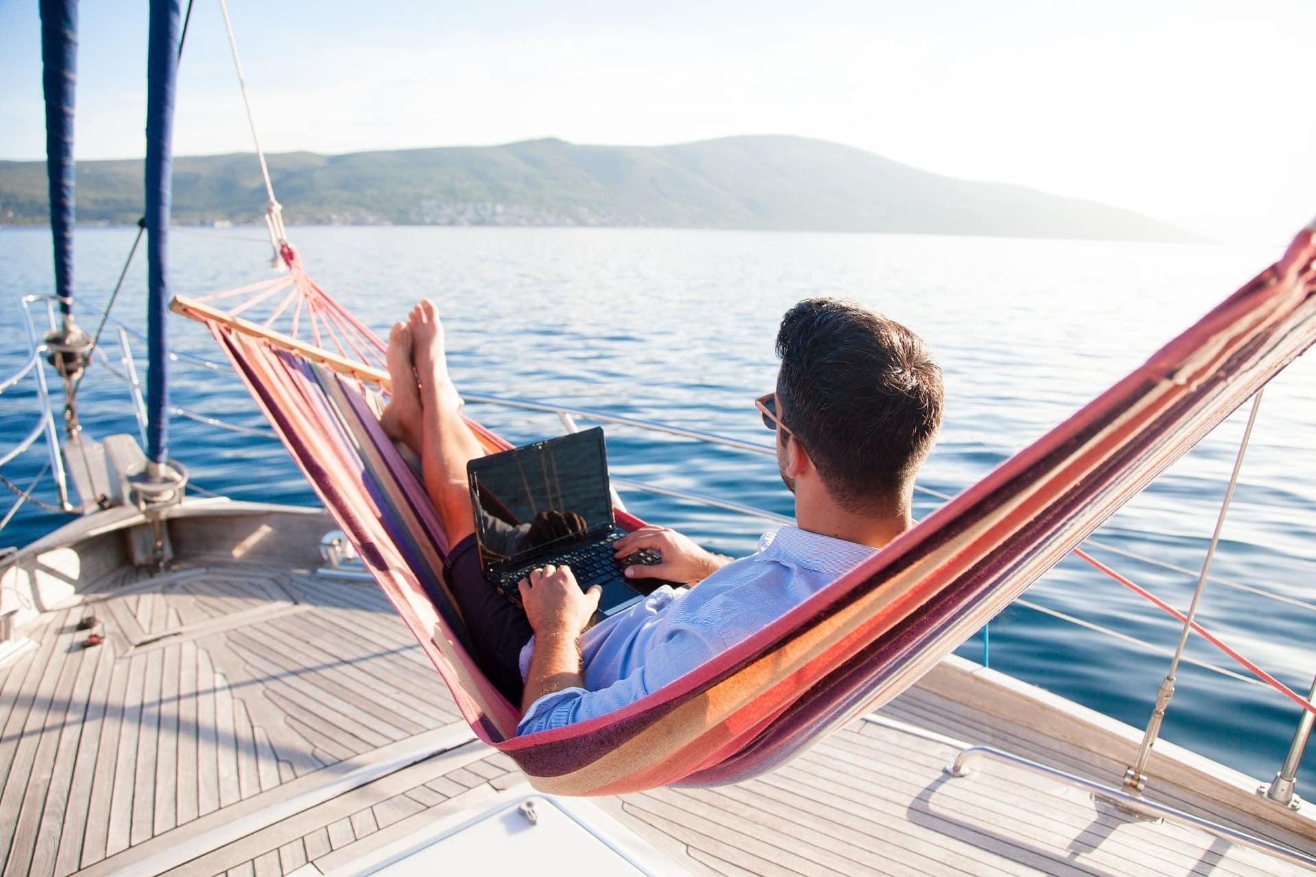 Unternehmer arbeitet remote auf Zypern