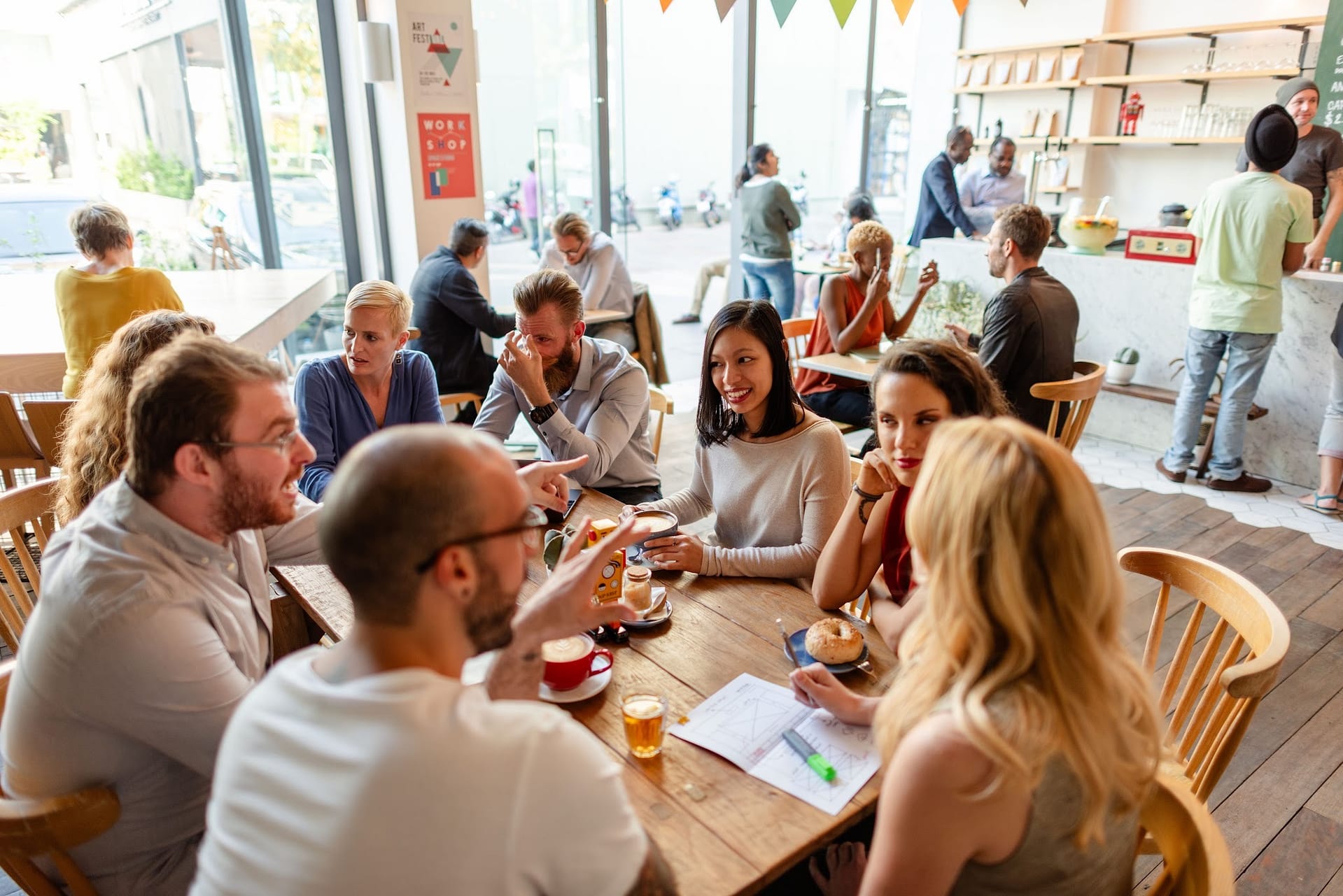 Deutsche Community tauscht sich bei einem Stammtisch im Café aus